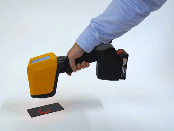 手持非接触式膜厚分析仪轻松实时测量生产线上喷涂件膜厚，允许倾斜多角度测量